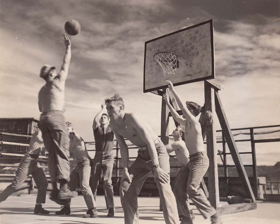 バスケットボールをする米海兵隊員