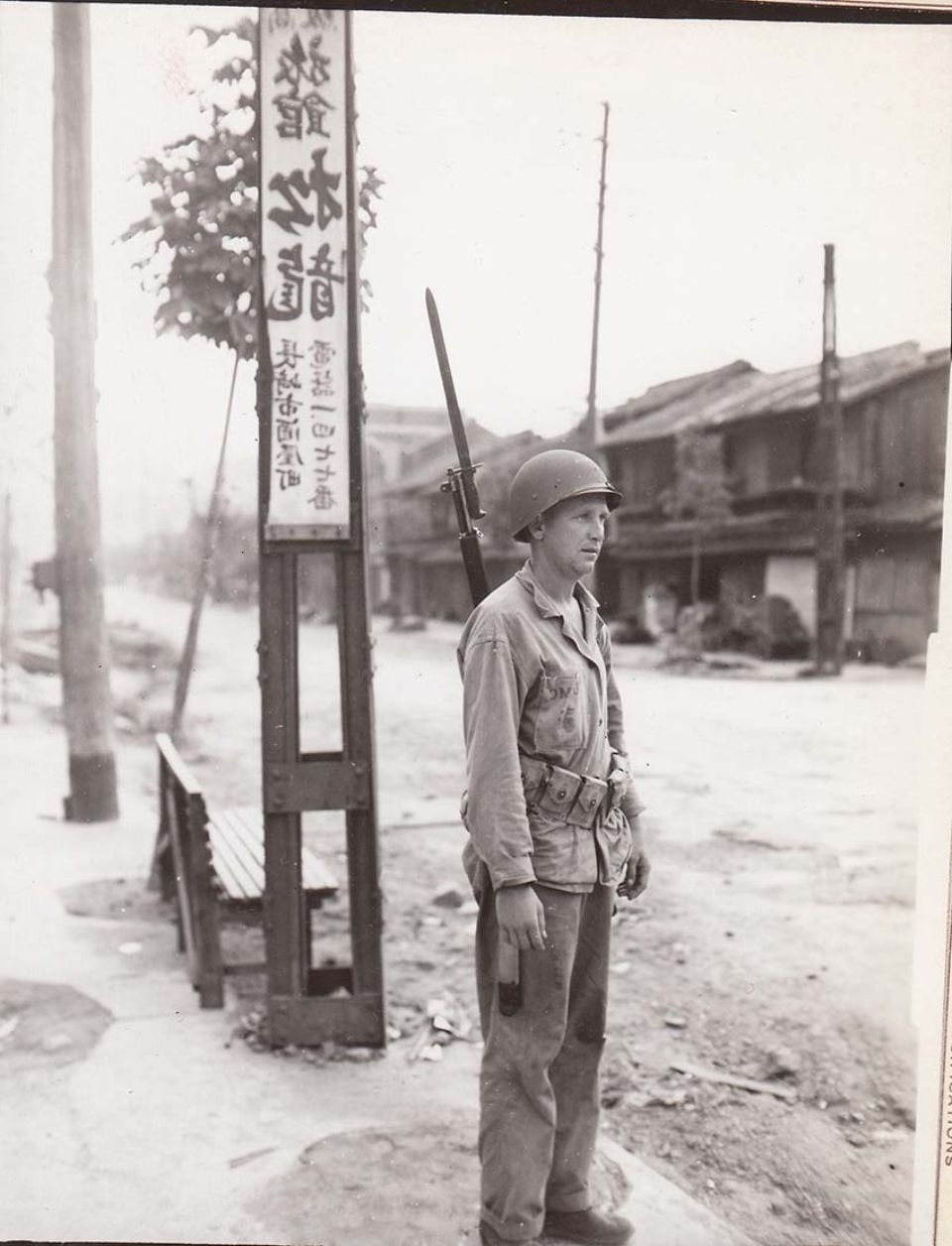 三菱会館前路上を警備する米海兵隊兵士（裏焼き写真）