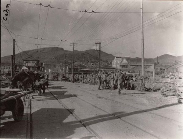 大波止交差点付近で待機する米海兵隊兵士