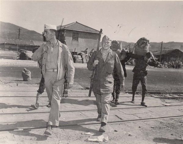 アメリカに帰国する米海兵隊員たち