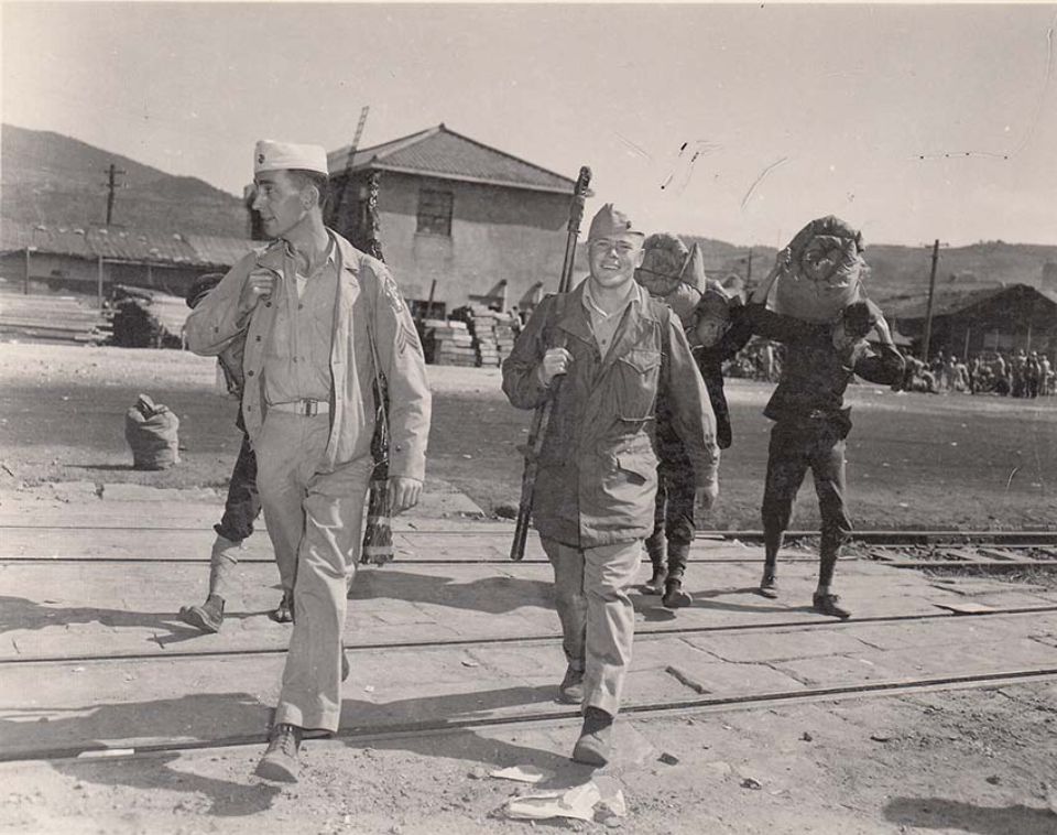 アメリカに帰国する米海兵隊員たち