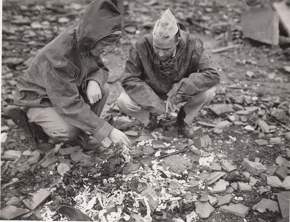 (日本語) 荼毘の跡を調査する米軍関係者