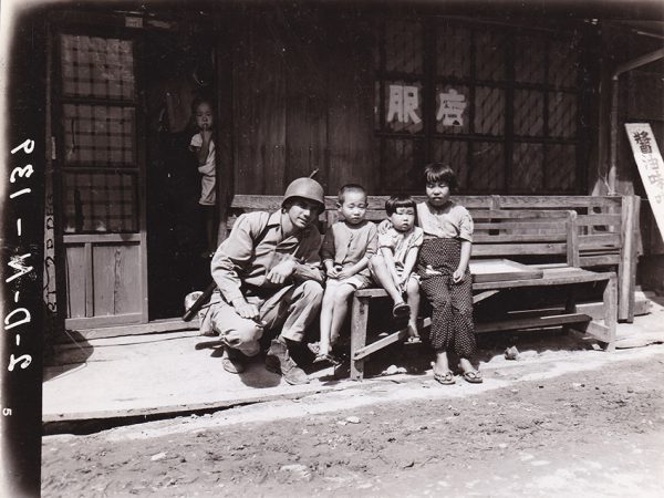 米海兵隊兵士と子供たち