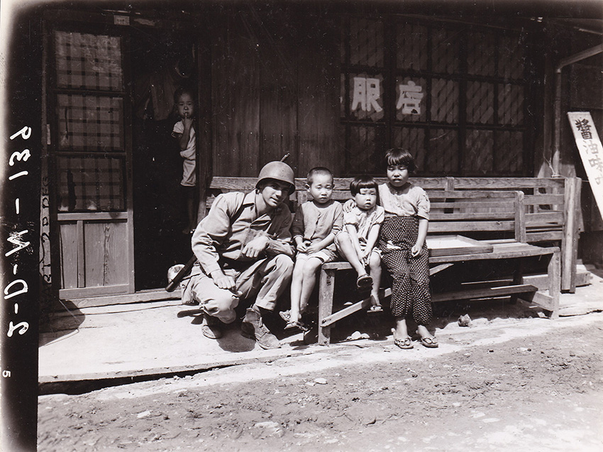 米海兵隊兵士と子供たち