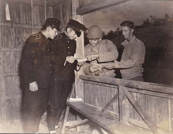 米海兵隊兵士と日本人警官