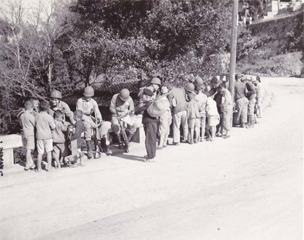 米海兵隊兵士に群がる子供たち