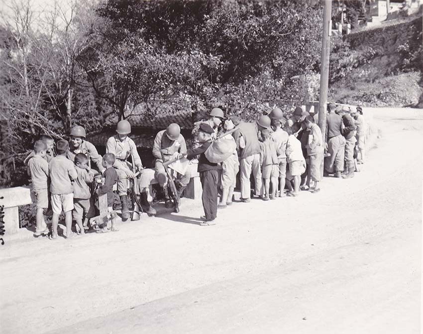 米海兵隊兵士に群がる子供たち