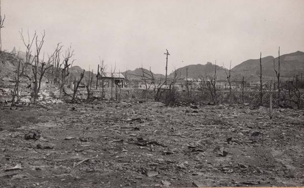 爆心地から北東方向を見る