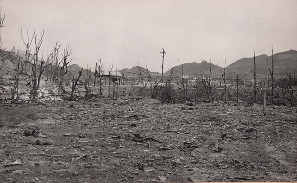 爆心地から北東方向を見る