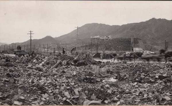 爆心地から南西方向を見る