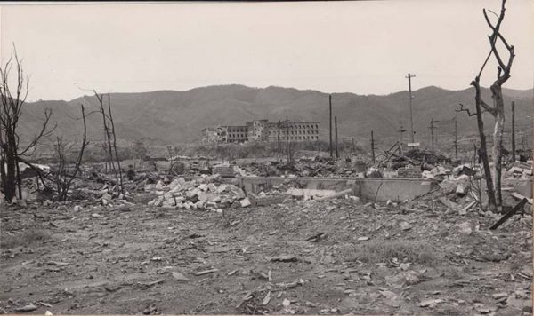 爆心地から西方向を見る