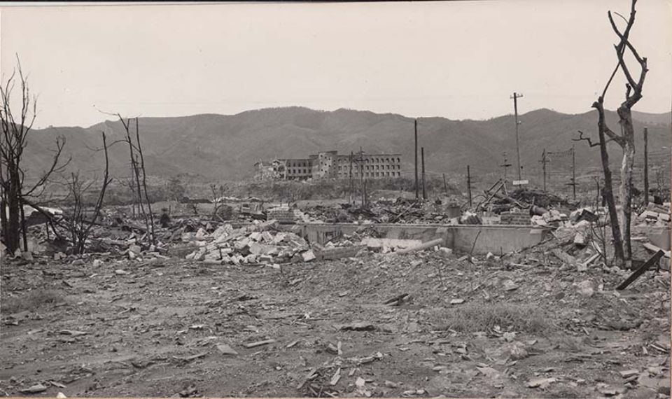 (日本語) 爆心地から西方向を見る
