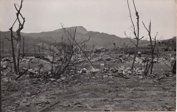 爆心地から北西方向を見る