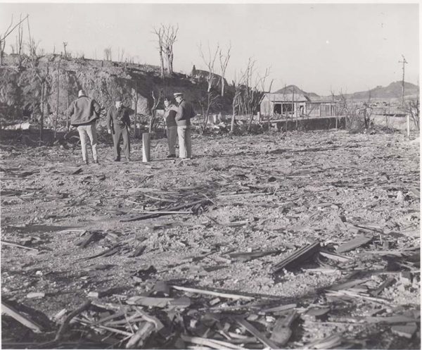 爆心地を調査する米軍関係者