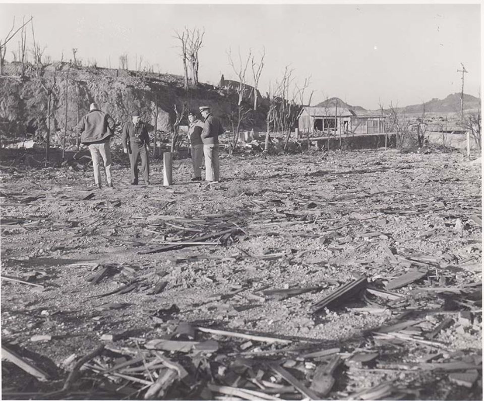 爆心地を調査する米軍関係者
