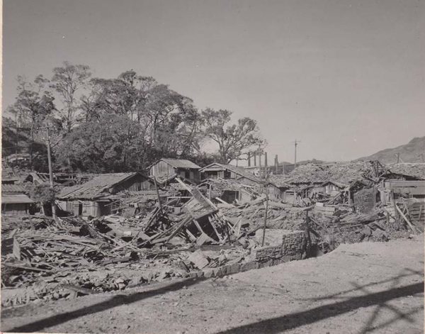 爆風で損壊した木造住宅