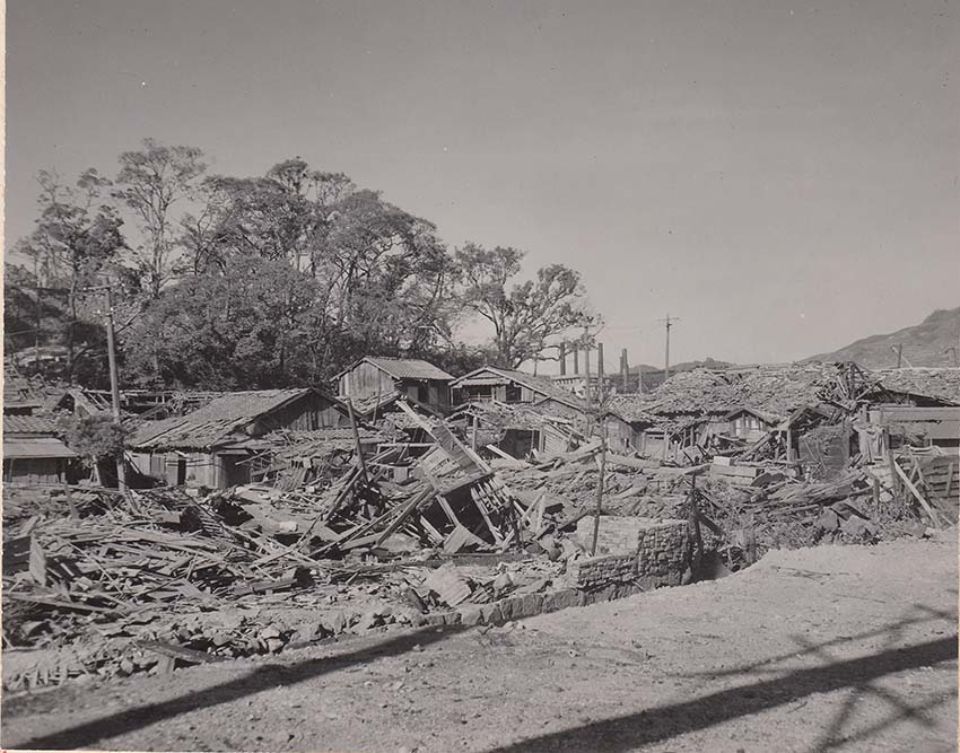 爆風で損壊した木造住宅