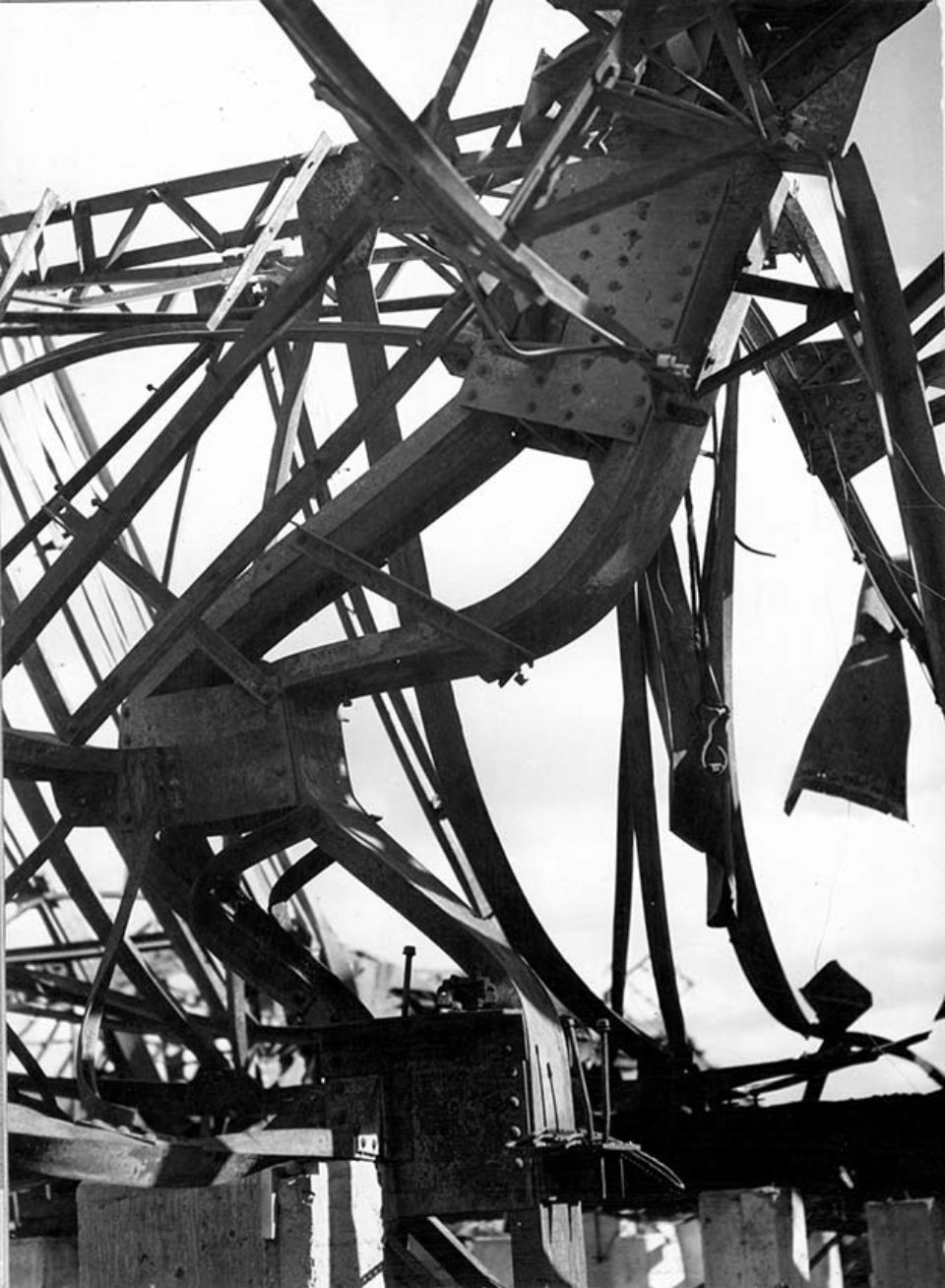 爆風により変形した工場建造物の鉄骨