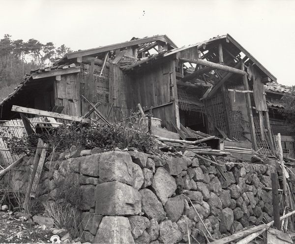 爆風で損壊した木造住宅