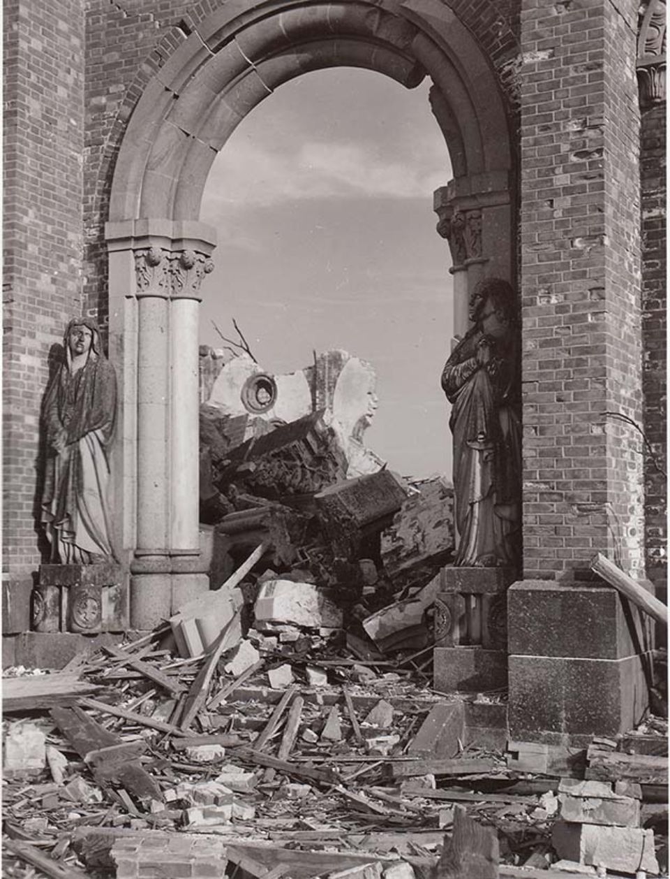 浦上天主堂南翼廊入口