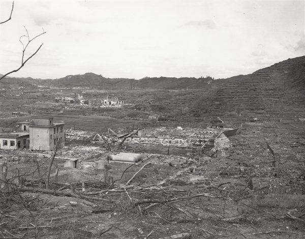 グビロが丘から見た長崎医科大学（4枚つなぎ写真中左から4枚目）