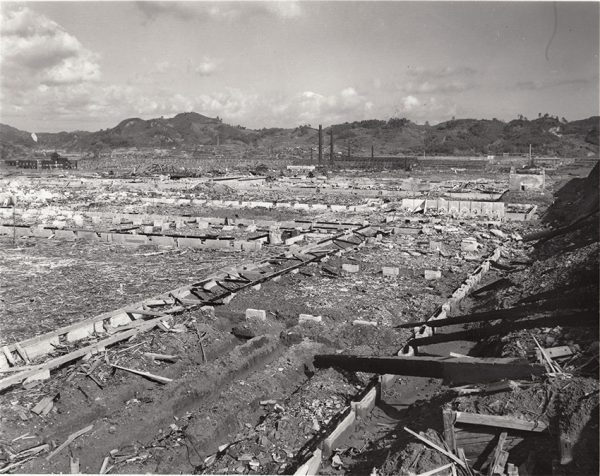 県立長崎工業学校木造校舎跡（２枚組写真中左から2枚目）