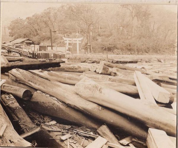 三菱長崎造船所稲佐製材工場貯木場と淵神社