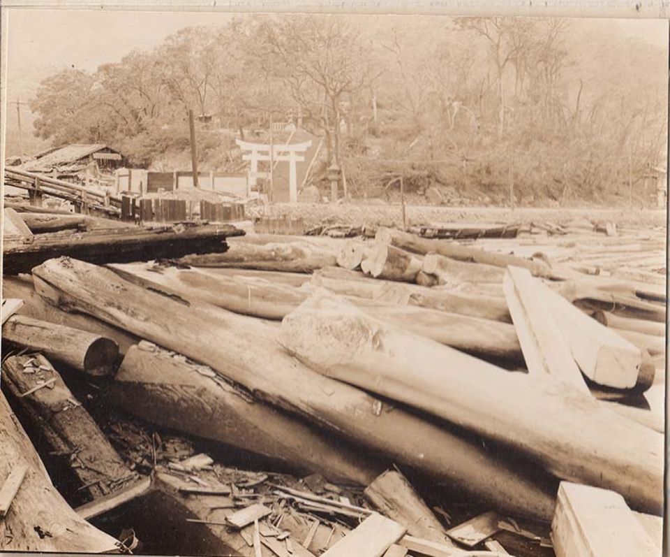 三菱長崎造船所稲佐製材工場貯木場と淵神社