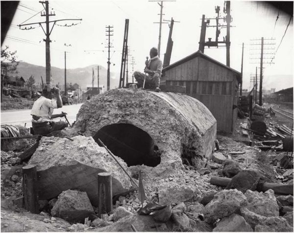 解体中の長崎駅構内北部にあった防空壕