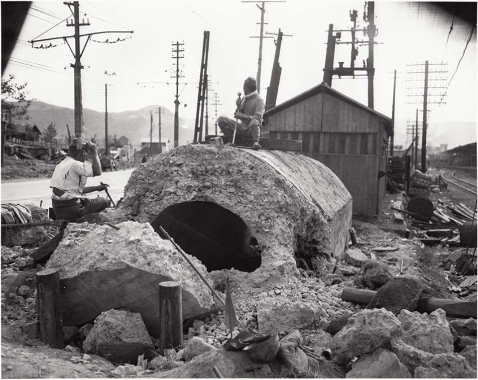解体中の長崎駅構内北部にあった防空壕
