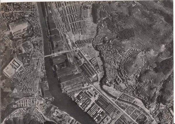 上空から見た被爆前の長崎市