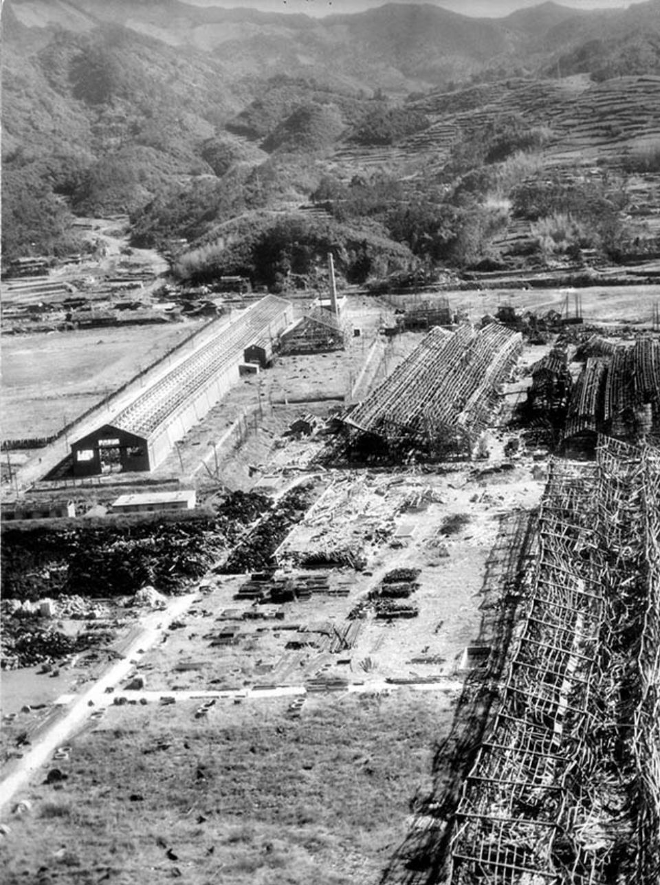 上空から見た三菱長崎兵器製作所大橋工場、三菱長崎造船所船型試験場一帯