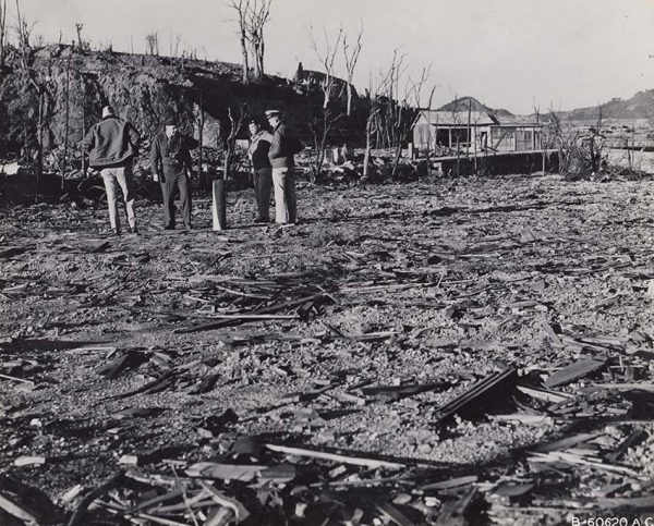 爆心地を調査する米軍関係者