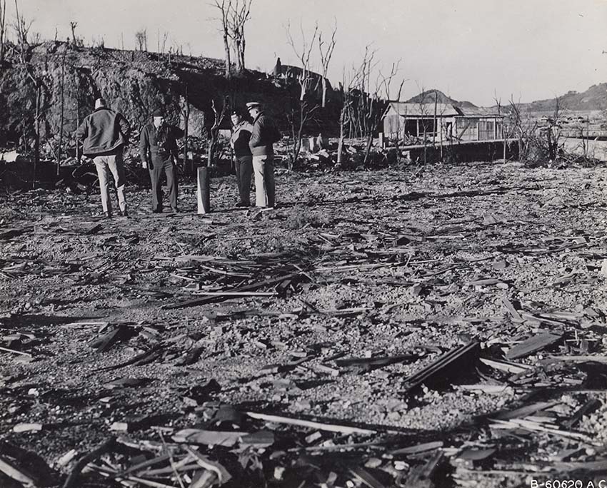 爆心地を調査する米軍関係者