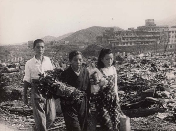 岩川町の県道上を歩く人々