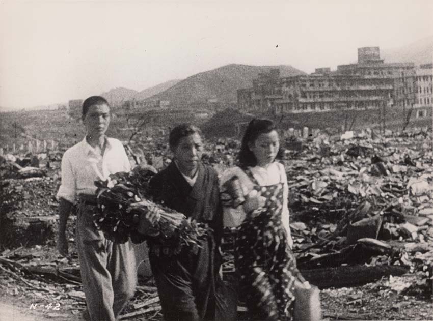 岩川町の県道上を歩く人々