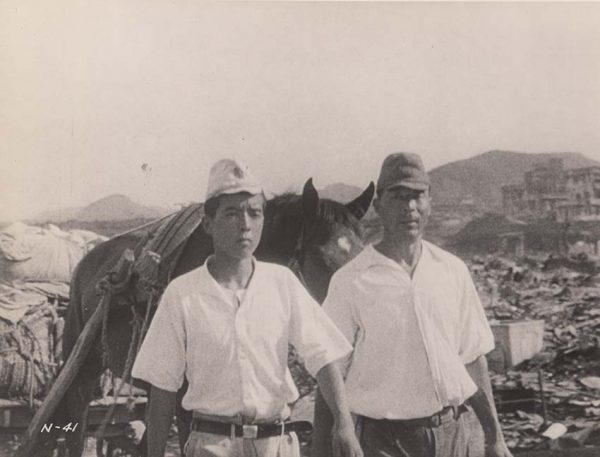 岩川町の県道上を歩く馬車と男性