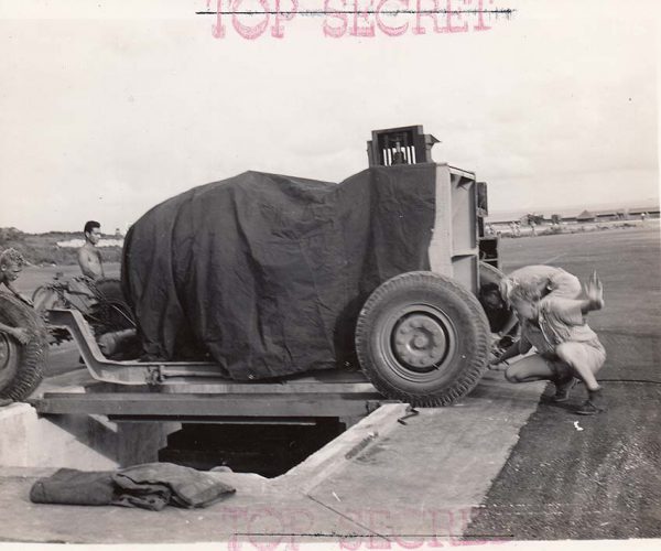 搭載準備中の長崎原爆ファットマン