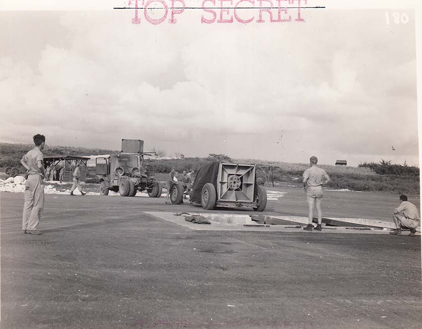 B-29搭載準備中の長崎原爆ファットマン
